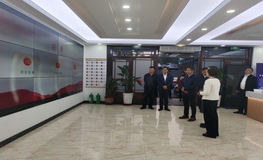 30.向阳区委书记许军一行当真倾听解菲总汇报工作_副本.jpg