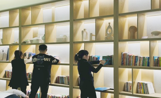 1.工作人员对书籍进行分类上架（需处置下亮度及清澈度）_副本.jpg
