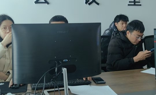 3.PC技术部经理邵明亮携带员工到中海南湖项目部对接有关工作_副本.jpg