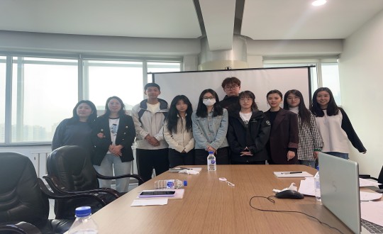 24.长春大学学子与XPJ·(澳门区)公司官方网站健康产业集团居家事业部员工合影留想_副本.jpg